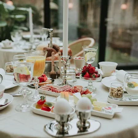 The Burgundy - Boutique Bed & Breakfast