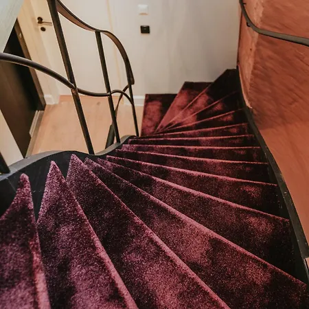 The Burgundy - Boutique Bruggy